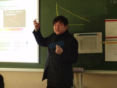 分子模型を示して説明される石井先生
