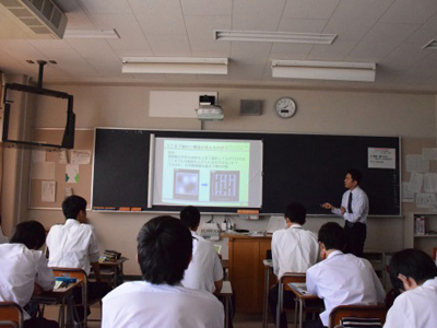 講義を熱心に聴く生徒たち